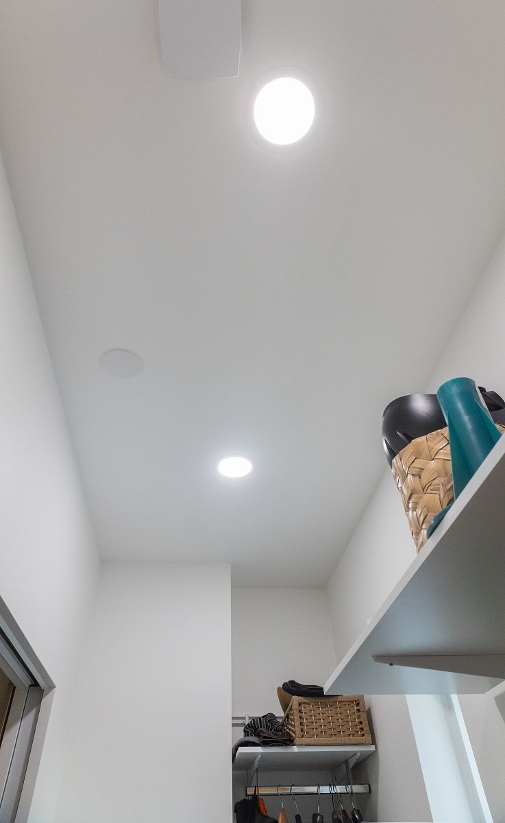 Gli apparecchi da incasso a pannello circolare Plafond 200 illuminano il soffitto dell'area di stoccaggio.